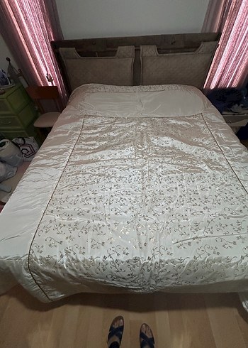 İşlemeli Beyaz Parlak Yatak Örtüsü - Görsel 4