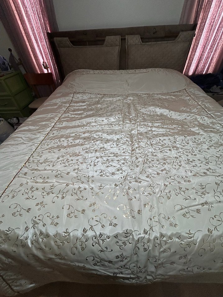 İşlemeli Beyaz Parlak Yatak Örtüsü - Görsel 3