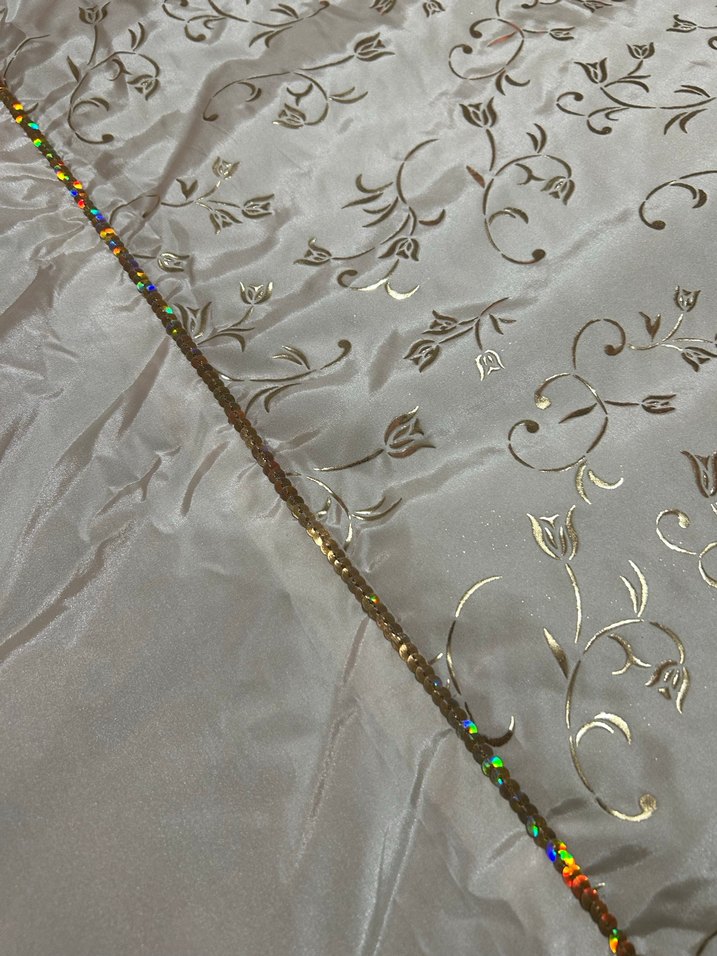 İşlemeli Beyaz Parlak Yatak Örtüsü - Görsel 2