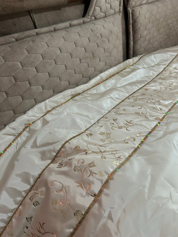 İşlemeli Beyaz Parlak Yatak Örtüsü - Görsel 5