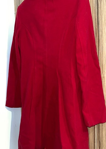 Kırmızı Düğmeli Kadın Kaban - Görsel 4