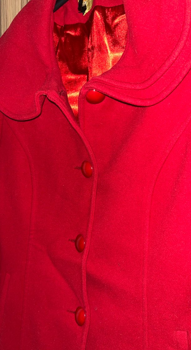 Kırmızı Düğmeli Kadın Kaban - Görsel 2