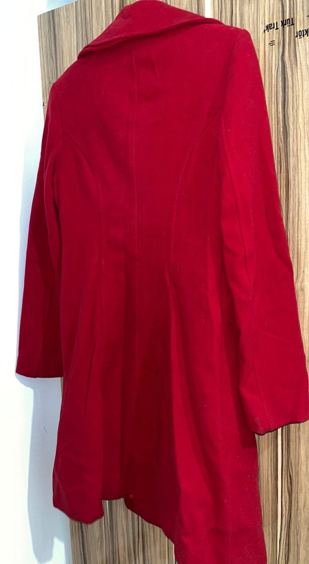 Kırmızı Düğmeli Kadın Kaban - Görsel 4