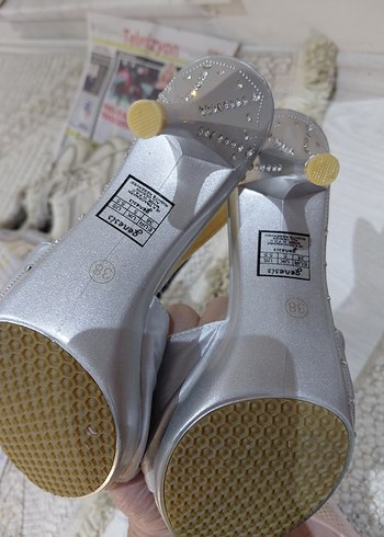 Gri İşlemeli Tüylü Dolgu Topuklu Kadın Terlik - Görsel 2