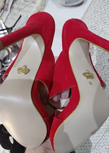 Kırmızı Tokalı Dolgu Topuk Kadın Terlik - Görsel 2