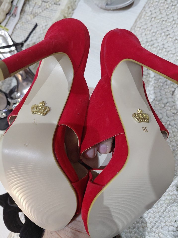 Kırmızı Tokalı Dolgu Topuk Kadın Terlik - Görsel 2
