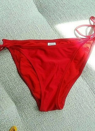 Kırmızı bikini altı. .