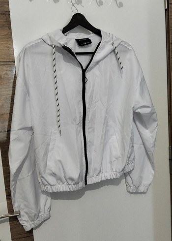 Kadın Beyaz Kapüşonlu Rahat Kesim Yağmurluk - Görsel 2