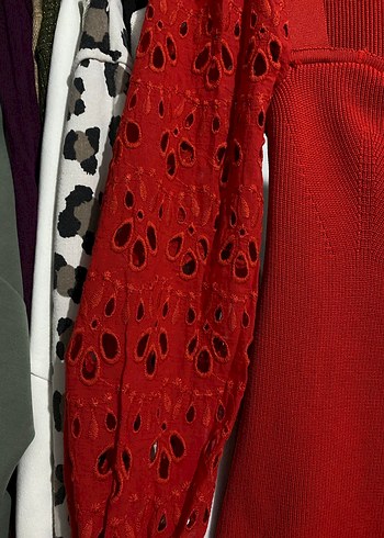 Kırmızı balon kol ve yaka detaylı triko - Görsel 3