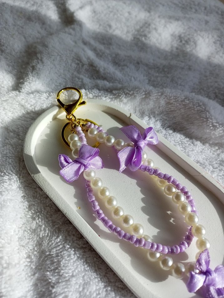 İnci ve Fiyonk Detaylı lila Boncuklu çanta charm - Görsel 2