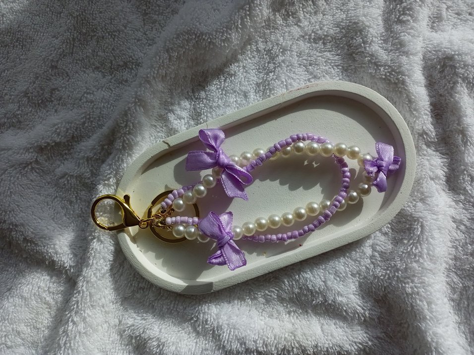 İnci ve Fiyonk Detaylı lila Boncuklu çanta charm - Görsel 4