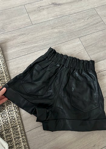 MNG Kadın Siyah Deri Mini Şort - Görsel 3