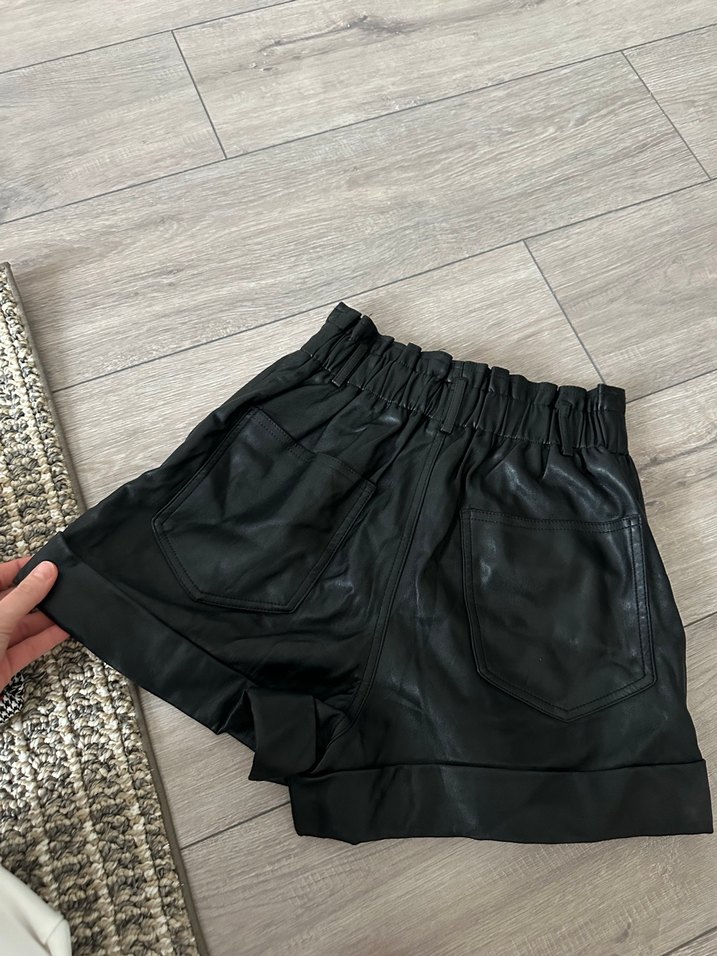 MNG Kadın Siyah Deri Mini Şort - Görsel 3