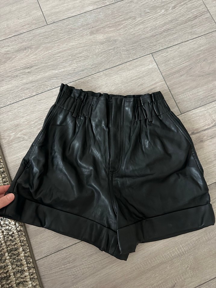 MNG Kadın Siyah Deri Mini Şort - Görsel 2