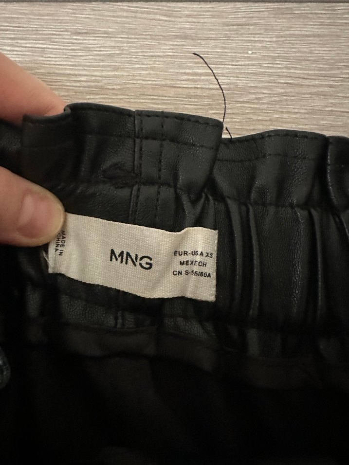 MNG Kadın Siyah Deri Mini Şort - Görsel 4