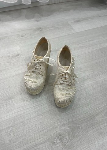 Dantel İşlemeli ve incili Beyaz Dolgu Topuklu Gelin Ayakkabısı - Görsel 2