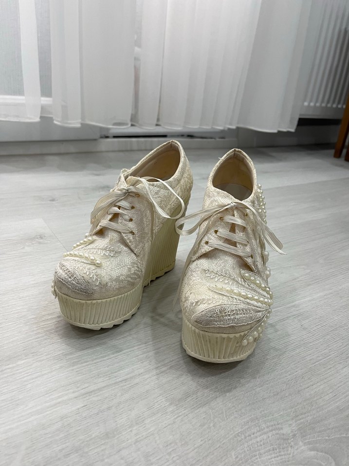 Dantel İşlemeli ve incili Beyaz Dolgu Topuklu Gelin Ayakkabısı - Görsel 3