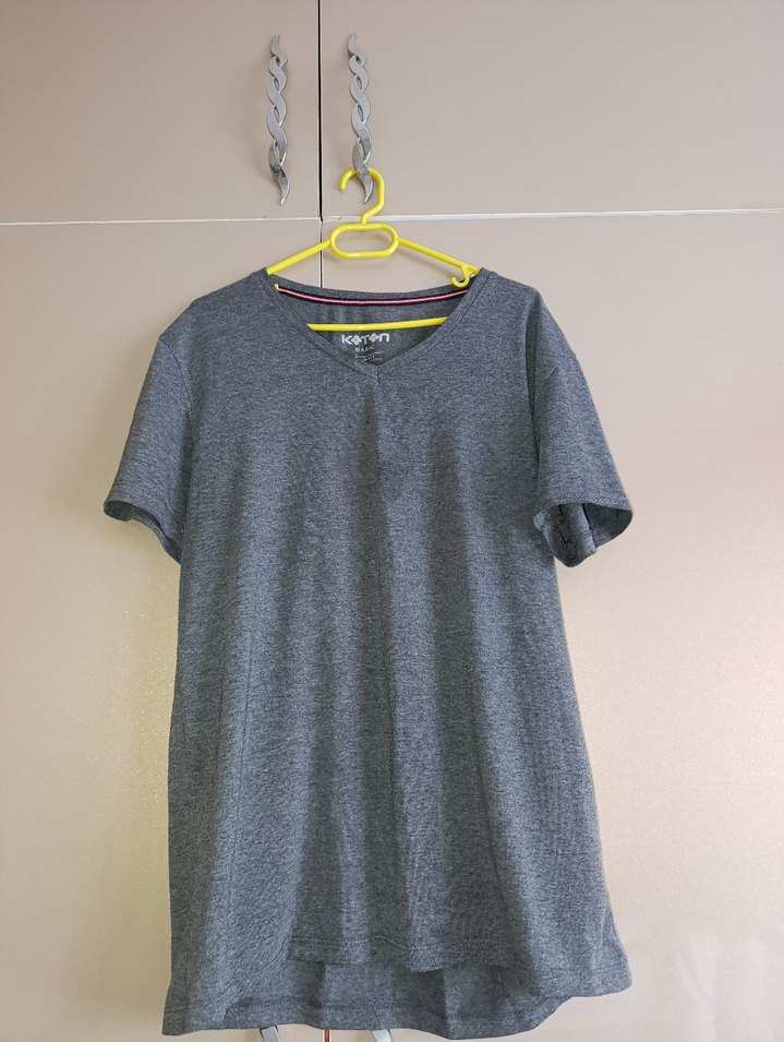 V Yaka Gri  Tişörtü - Görsel 2