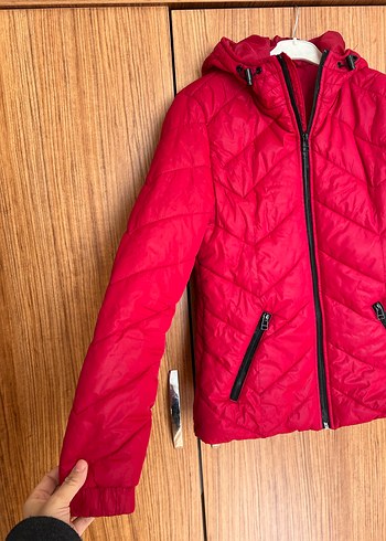 Kırmızı Kadın Kapüşonlu Montu - Görsel 2