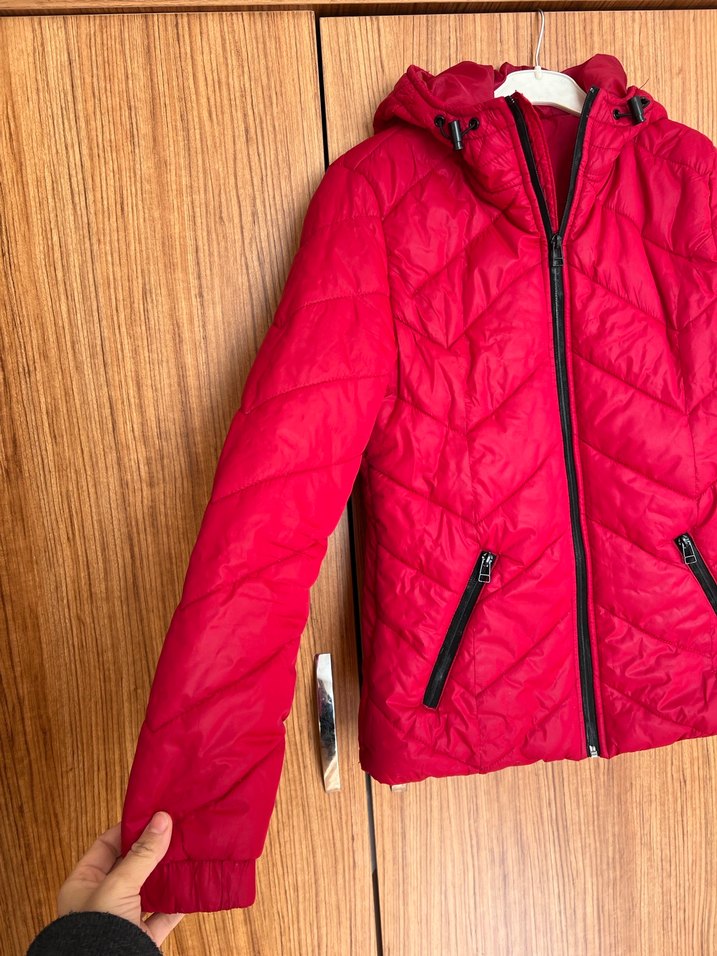 Kırmızı Kadın Kapüşonlu Montu - Görsel 2