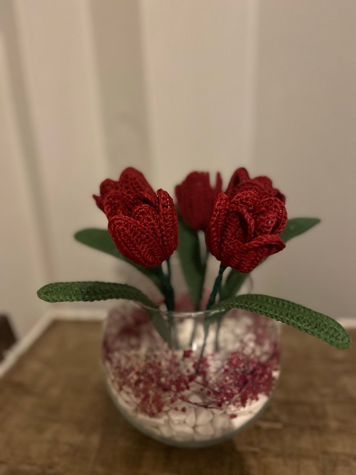 El Örgüsü Kırmızı Laleler ve Cam Vazoda - Görsel 3