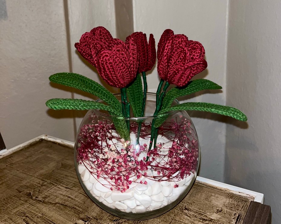 El Örgüsü Kırmızı Laleler ve Cam Vazoda - Görsel 2