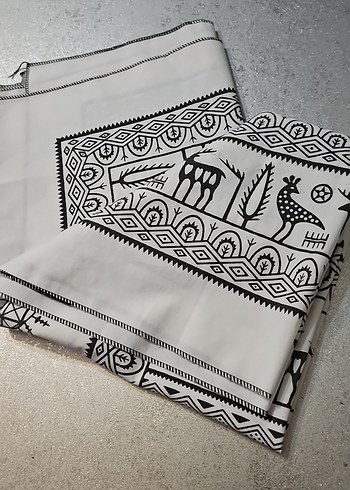 Gri Nakışlı Beyaz Masa Örtüsü - Görsel 2