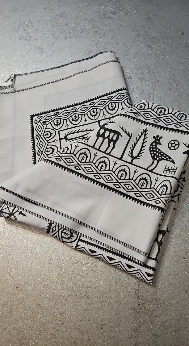 Gri Nakışlı Beyaz Masa Örtüsü - Görsel 2