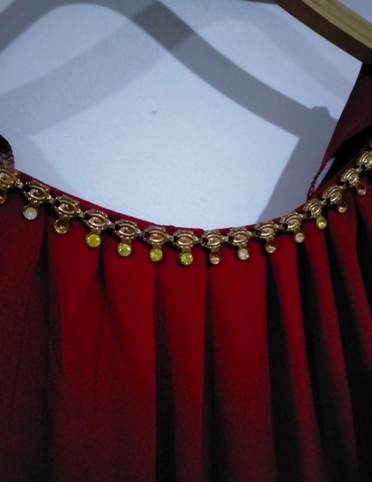 Kırmızı abiye elbise bazı taşları yok - Görsel 2