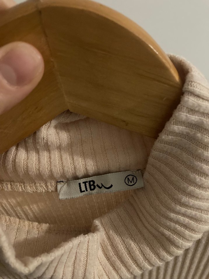 Kısa Kollu Bej Boğazlı Kadın Tişört - Görsel 2