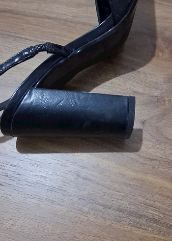 Mango Siyah Krokodil Desenli Tokalı Topuklu - Görsel 3