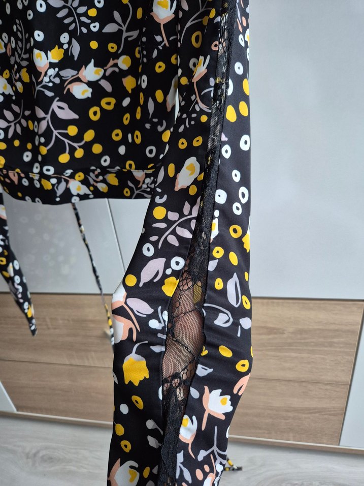 Sarı Desenli Yüksek Yakalı Kadın Bluz - Görsel 2