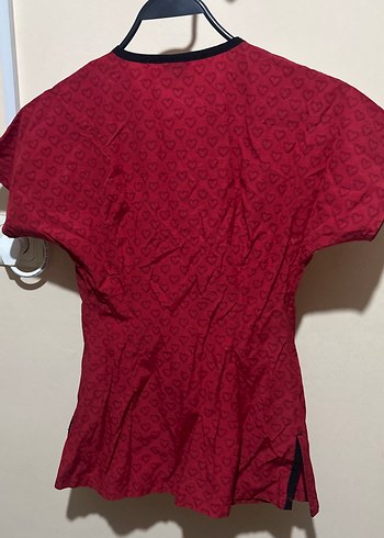 Kırmızı V Yaka kalpli medikal önlük - Görsel 2