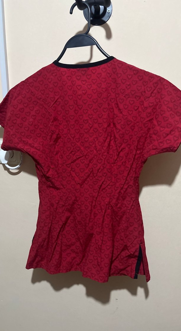 Kırmızı V Yaka kalpli medikal önlük - Görsel 2