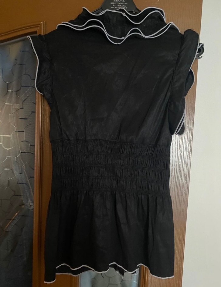 Siyah Fırfırlı Gotik V Yaka Bluz - Görsel 2