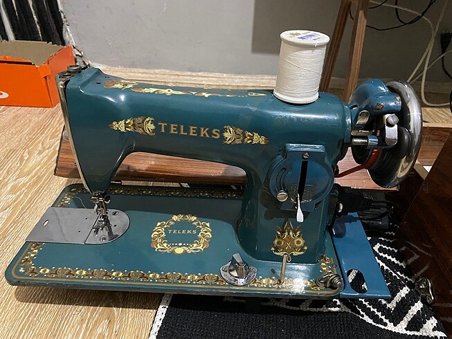 Çantalı antika dikiş makinesi