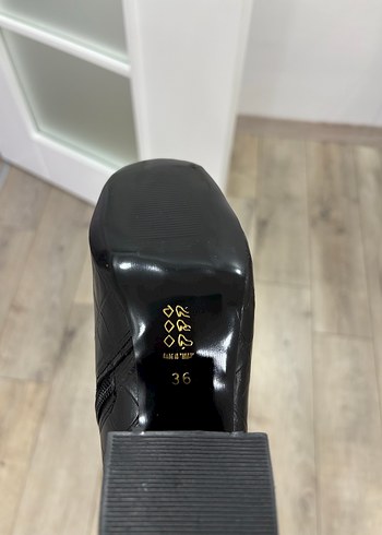 Deri Siyah Yılan Desenli Topuklu Bot - Görsel 2