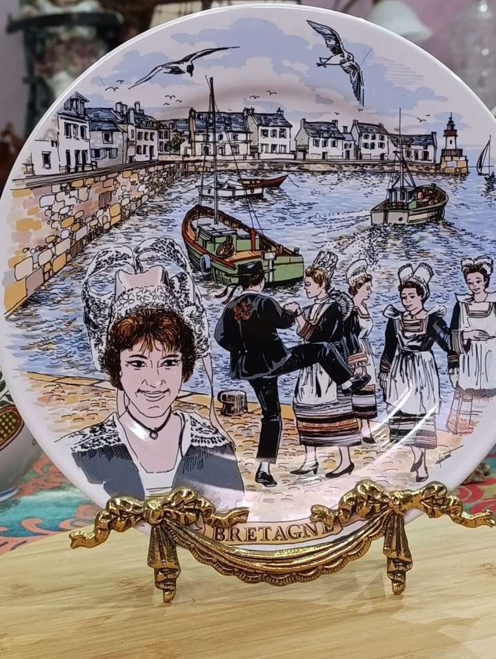 Bretagne Temalı Renkli Dekoratif Tabak - Görsel 2