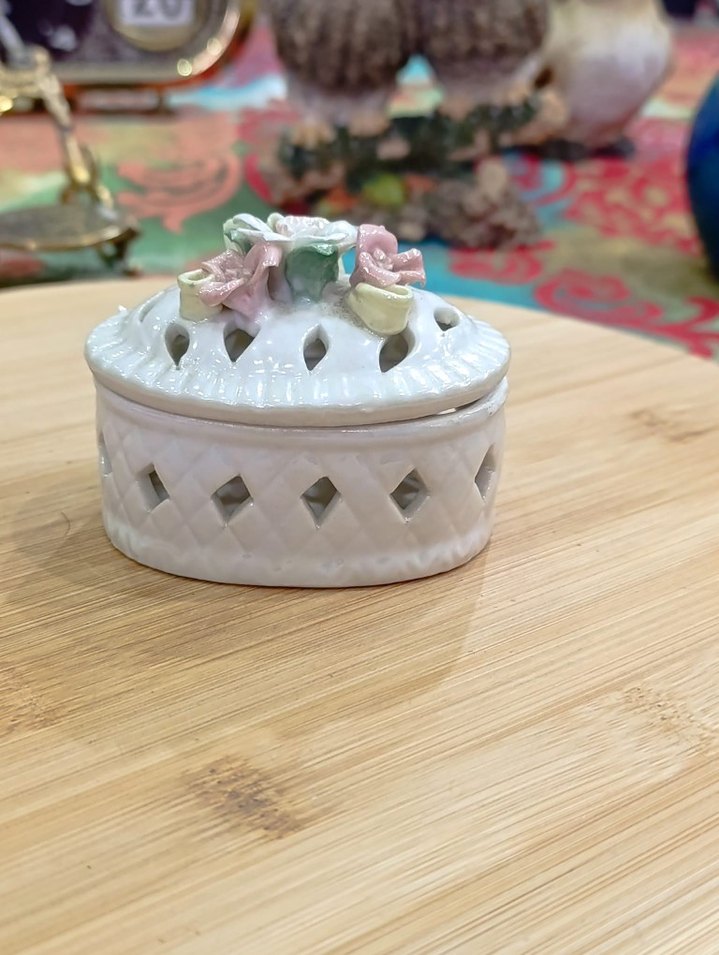 Beyaz Porselen Kapaklı Sepet - Görsel 3