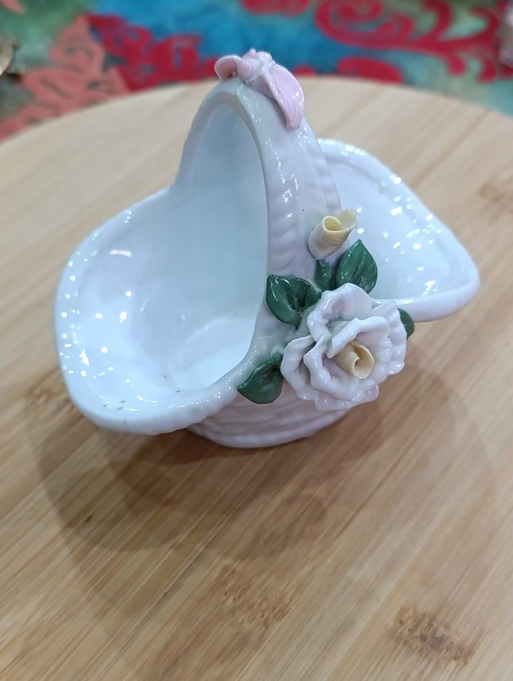 Beyaz Çiçekli Seramik Dekoratif Biblo - Görsel 2