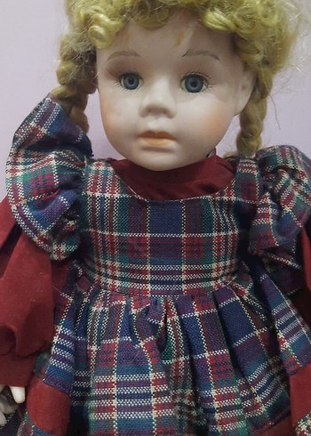 Porselen Bordo Ekoseli Elbiseli Bebek - Görsel 3