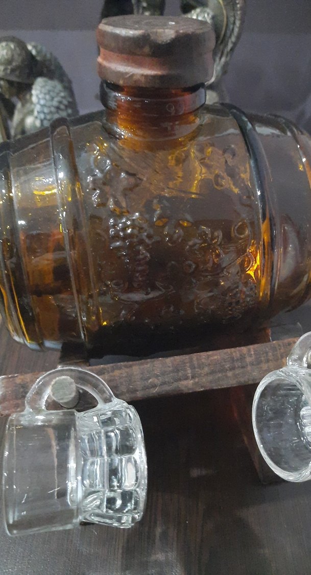 Bej Renkli Ahşap Standlı Koyu Renkli Şişe - Görsel 5