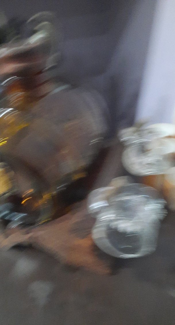 Bej Renkli Ahşap Standlı Koyu Renkli Şişe - Görsel 4