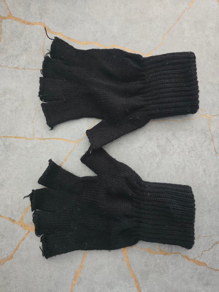 Siyah Örgü Parmaksız Kadın Eldiveni - Görsel 2