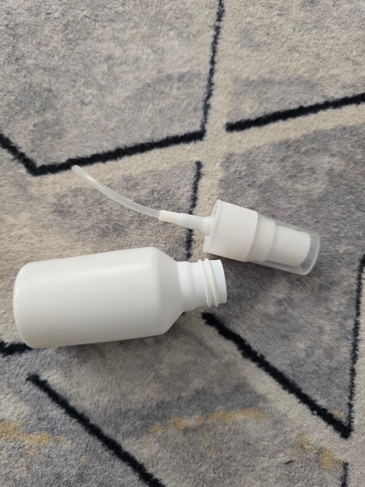 Beyaz siyah parfüm Şişesi - Görsel 2