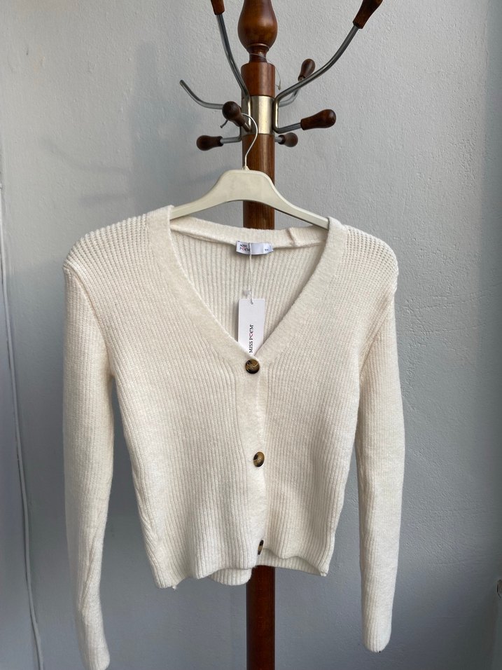 Düğmeli Siyah V-Yaka Kadın Hırka - Görsel 2