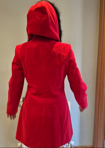 Kırmızı Yakası Siyah Tüylü Kaban - Görsel 3