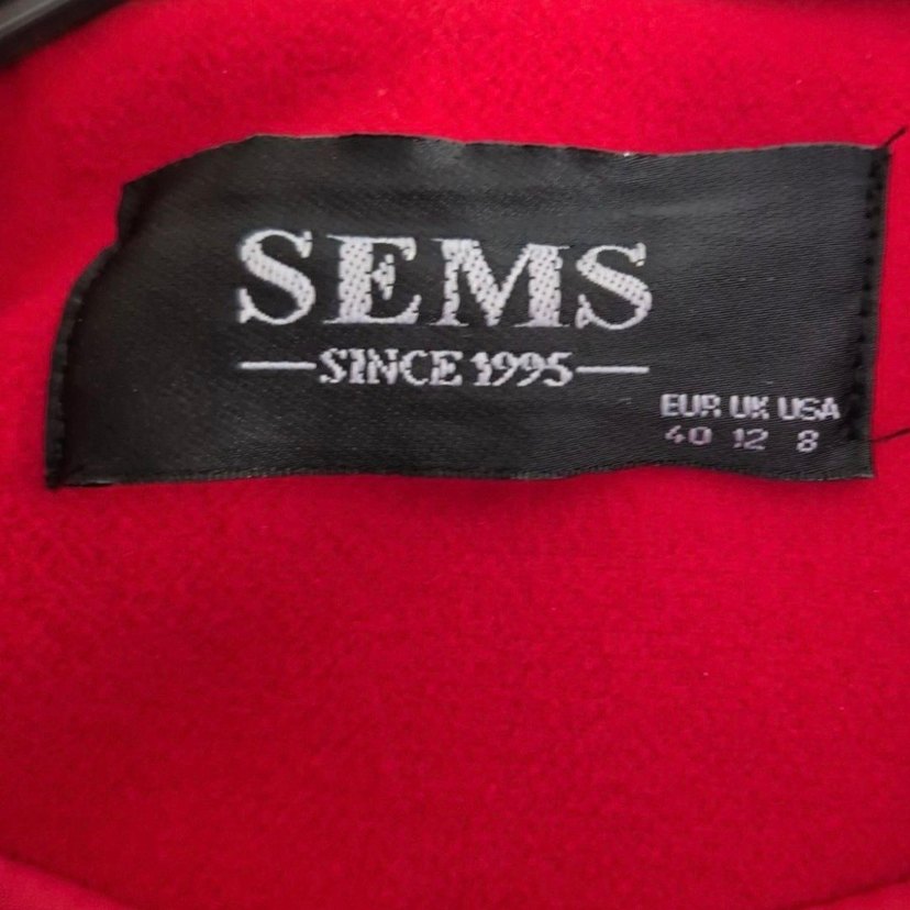 Kırmızı Yakası Siyah Tüylü Kaban - Görsel 4