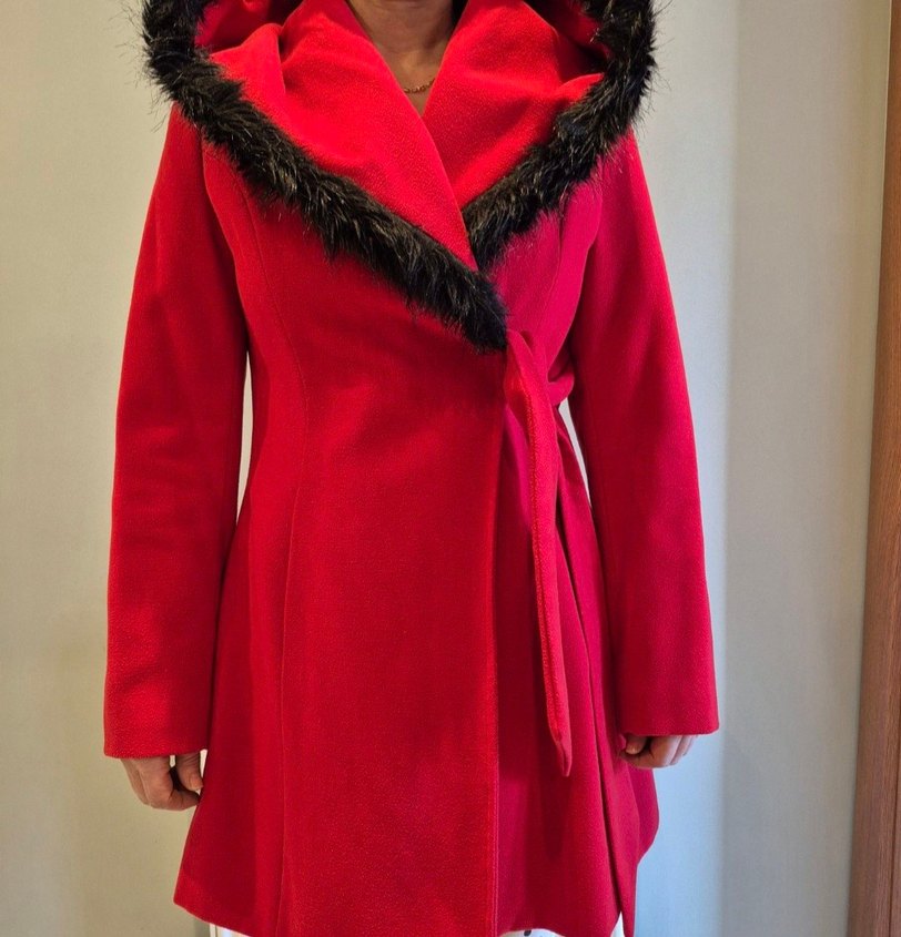 Kırmızı Yakası Siyah Tüylü Kaban - Görsel 2