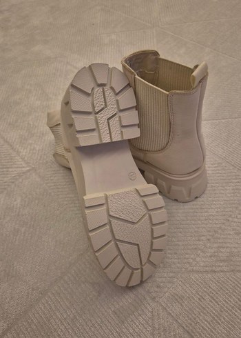 Beyaz Dolgu Topuklu Kadın Bot - Görsel 3